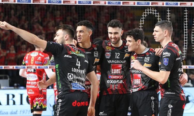 Al Palazzo non si passa, Lube imbattibile in casa: la capolista Perugia si arrende in 4 set, Bottolo super Al Palazzo non si passa, Lube imbattibile in casa: la capolista Perugia si arrende in 4 set, Bottolo super