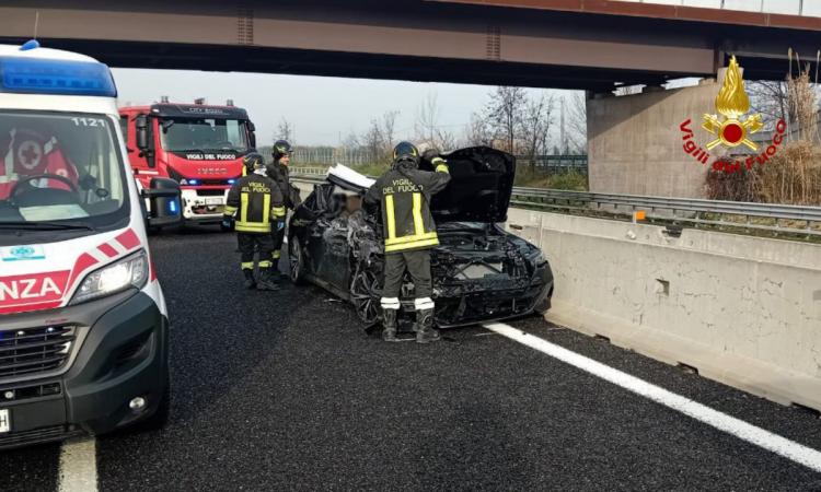 Schianto in A14 tra auto e camion: quattro feriti estratti dalle lamiere Schianto in A14 tra auto e camion: quattro feriti estratti dalle lamiere