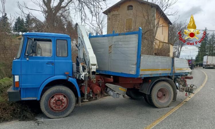 Perde il controllo del camion, il cassone urta un altro mezzo pesante: 46enne grave a Torrette (FOTO)