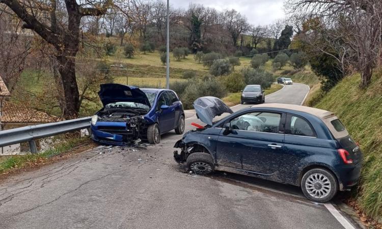 San Severino, scontro tra due auto sulla "lunga di Serripola": due feriti in ospedale (FOTO) San Severino, scontro tra due auto sulla "lunga di Serripola": due feriti in ospedale (FOTO)