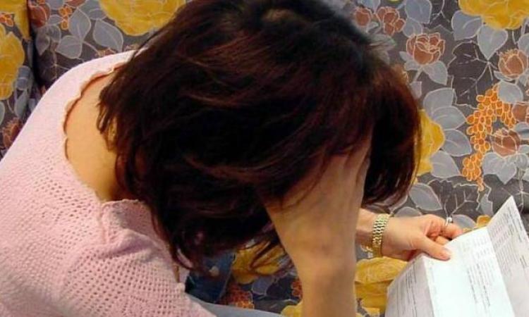 Macerata, a casa le arrivano bollette da urlo: la colpa era di un allaccio abusivo, denunciata coppia Macerata, a casa le arrivano bollette da urlo: la colpa era di un allaccio abusivo, denunciata coppia
