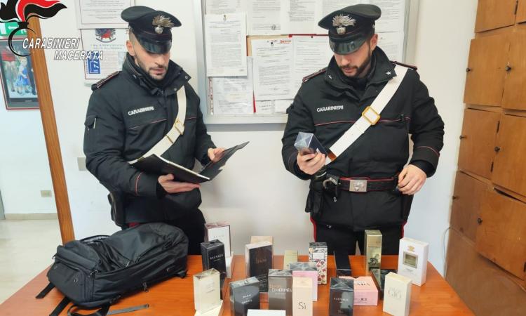 Castelraimondo, nella vettura nasconde 700 euro di profumi contraffatti: denunciato 33enne Castelraimondo, nella vettura nasconde 700 euro di profumi contraffatti: denunciato 33enne