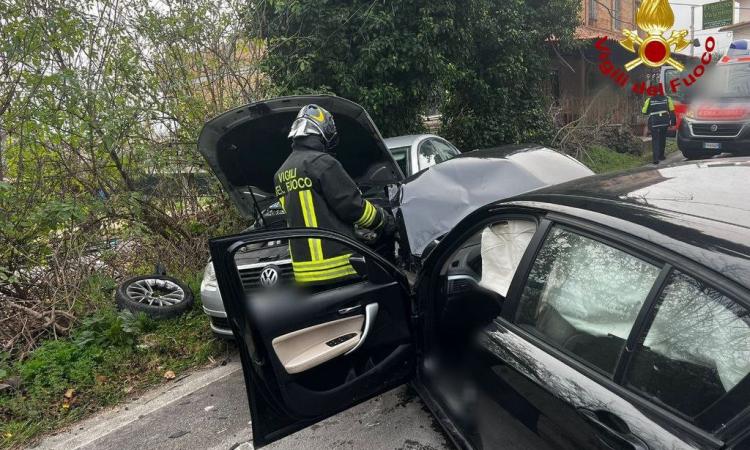 Scontro fra tre auto sulla Faleriense: eliambulanza in azione per uno dei feriti Scontro fra tre auto sulla Faleriense: eliambulanza in azione per uno dei feriti