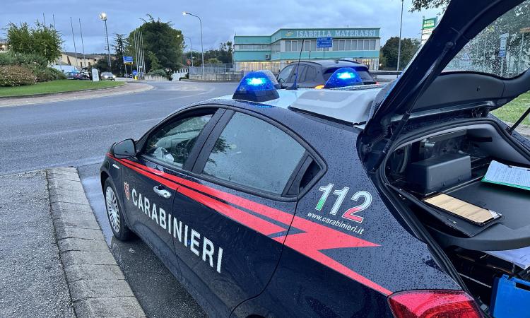 Controlli a Tolentino, arrestato un uomo che non poteva avvicinarsi alla madre e sanzionati due bar