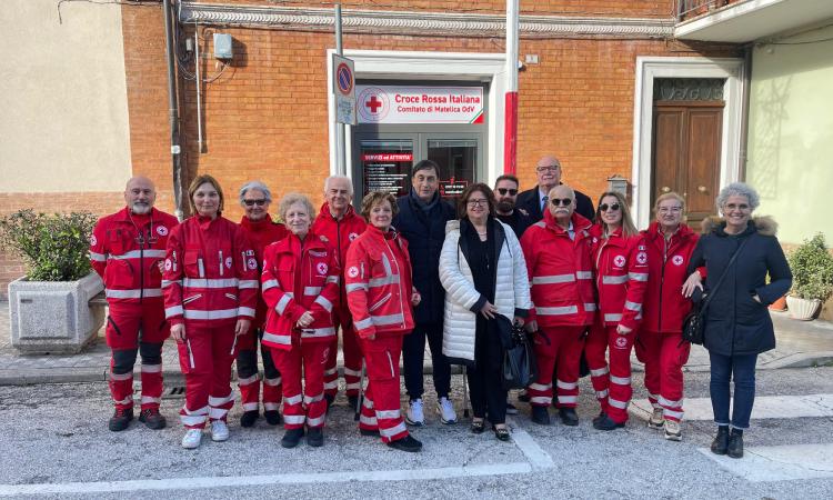 Castelraimondo, taglio del nastro per l'ufficio informativo della Croce Rossa