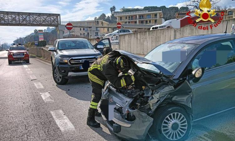 Scontro frontale tra suv e utilitaria: donna estratta dalle lamiere e trasferita a Torrette