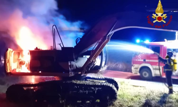 Escavatore divorato dalle fiamme nella notte Escavatore divorato dalle fiamme nella notte