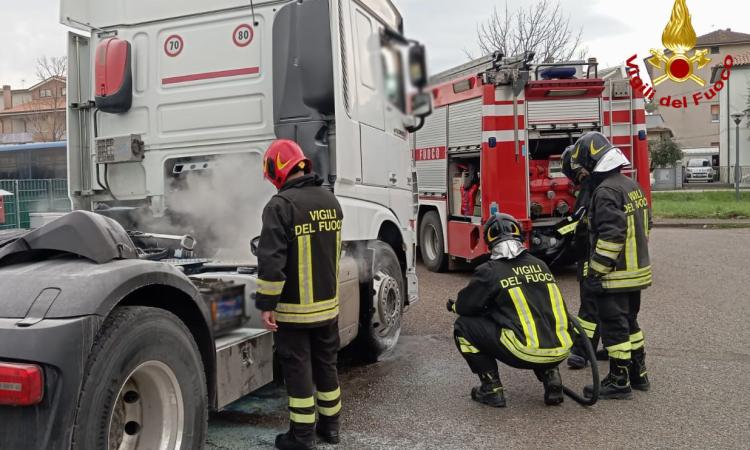 Fiamme su un autocarro che trasporta gpl: la prontezza del conducente evita il peggio Fiamme su un autocarro che trasporta gpl: la prontezza del conducente evita il peggio