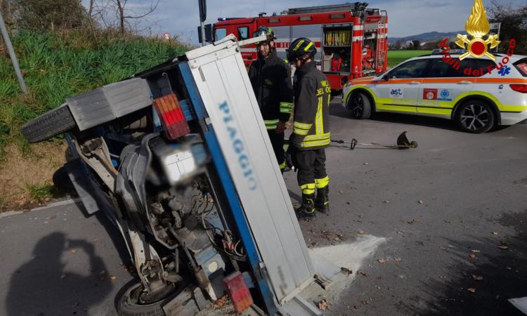 Ape car esce di strada e si ribalta su un fianco: il conducente trasferito a Torrette