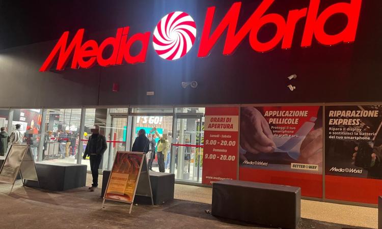 Colpo al MediaWorld di Corridonia: ladri rubano smartphone e fuggono, bottino da migliaia di euro