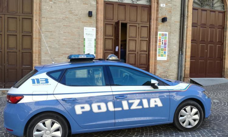 Macerata, blitz antidroga: arrestato 24enne con 90 grammi di hashish. Sequestrati bilancino e cellulare Macerata, blitz antidroga: arrestato 24enne con 90 grammi di hashish. Sequestrati bilancino e cellulare
