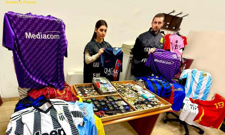 Maglie da calcio contraffatte e prodotti non sicuri: maxi sequestro nel Maceratese Maglie da calcio contraffatte e prodotti non sicuri: maxi sequestro nel Maceratese