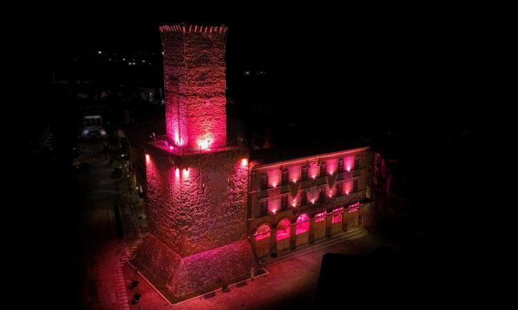 Castelraimondo, 100 giorni al Giro d'Italia: per l'occasione "Il Cassero" s'illumina di rosa