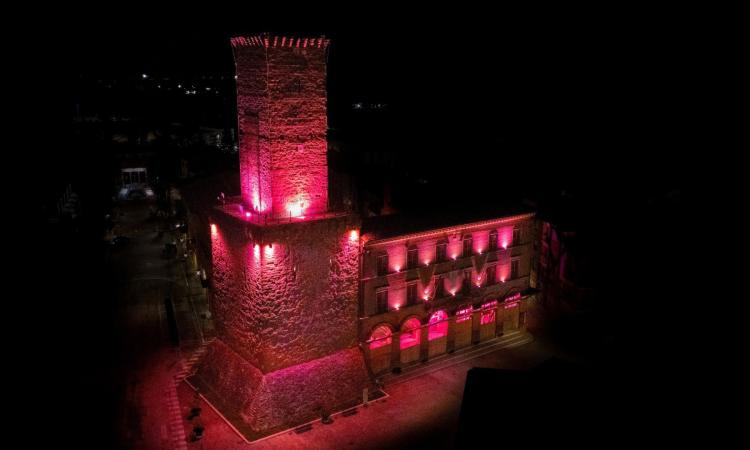 Castelraimondo, 100 giorni al Giro d'Italia: per l'occasione "Il Cassero" s'illumina di rosa Castelraimondo, 100 giorni al Giro d'Italia: per l'occasione "Il Cassero" s'illumina di rosa