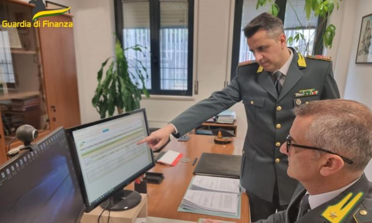 Macerata, operazioni sospette con il contante: sequestrati 600.000 euro. Nei guai broker e commercialista Macerata, operazioni sospette con il contante: sequestrati 600.000 euro. Nei guai broker e commercialista