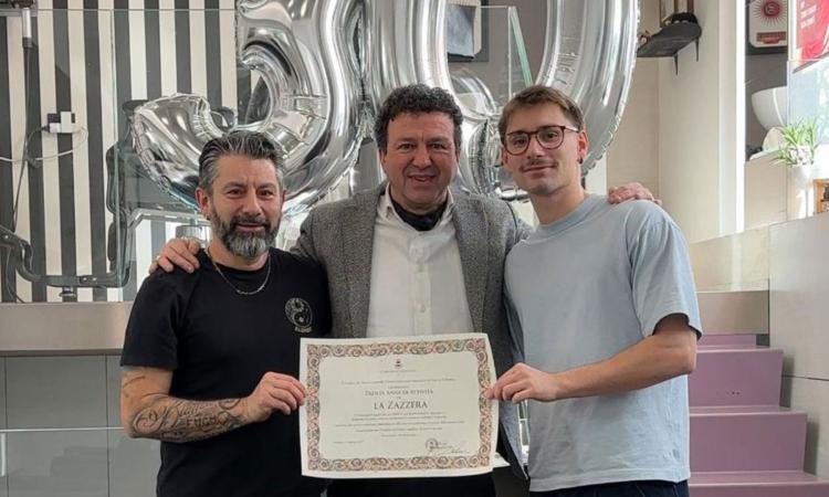 Tolentino, La Zazzera festeggia 30 anni di attività: il Comune la omaggia con una pergamena Tolentino, La Zazzera festeggia 30 anni di attività: il Comune la omaggia con una pergamena