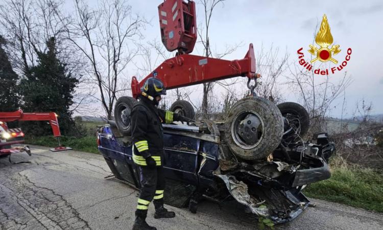 Esce di strada con l'auto e vola in una scarpata per 15 metri: uomo in ospedale (FOTO) Esce di strada con l'auto e vola in una scarpata per 15 metri: uomo in ospedale (FOTO)