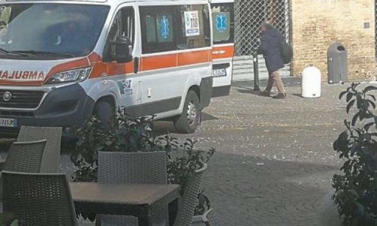 Macerata, dramma in centro: carabiniere in pensione accusa un malore e muore in strada