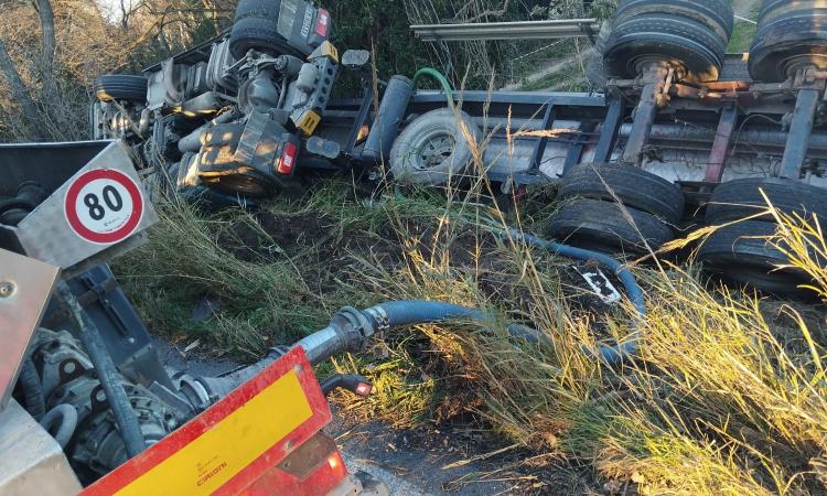 Abbadia di Fiastra, camion si ribalta e finisce fuori dalla carreggiata: la provinciale 78 chiusa al traffico (FOTO)