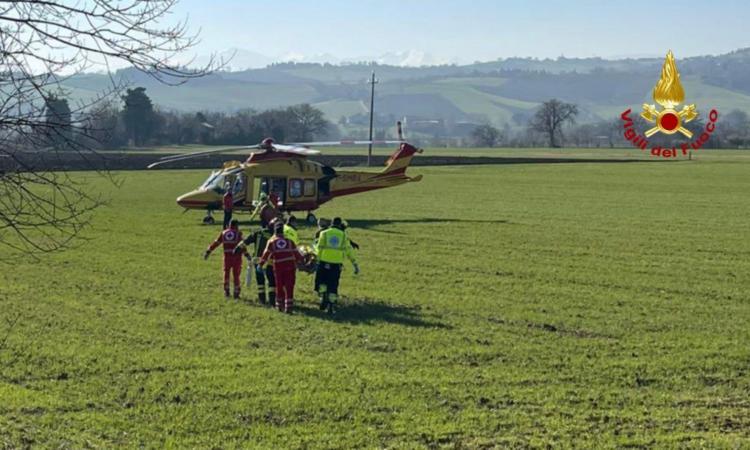 Treia, Scontro tra due furgoni, persona estratta e trasportata in ospedale