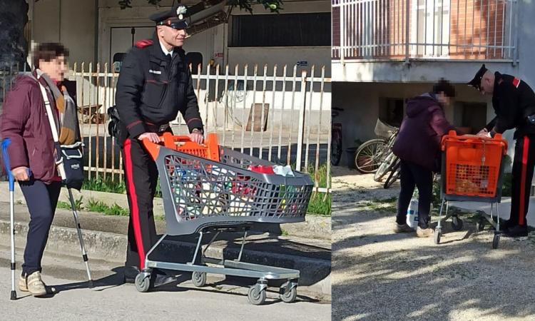 Montecassiano, non riesce a spingere il carrello della spesa: i Carabinieri aiutano una signora con le stampelle