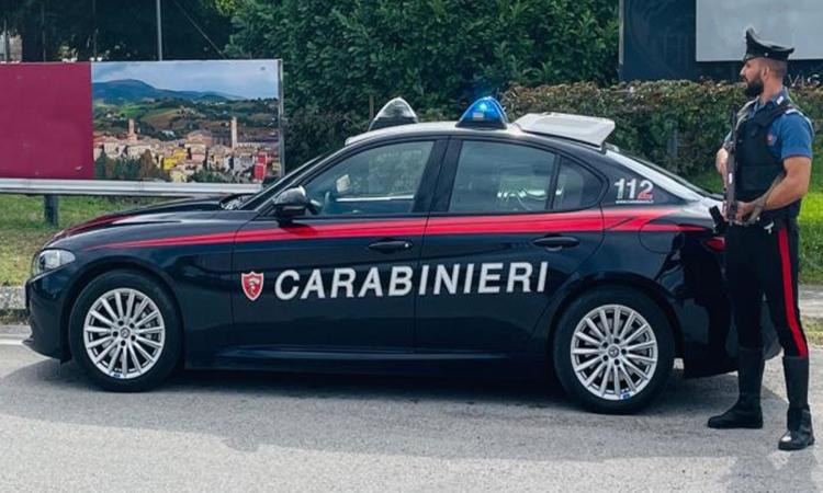 Muccia, arrestati due uomini per possesso di documenti d'identità e di guida contraffatti Muccia, arrestati due uomini per possesso di documenti d'identità e di guida contraffatti