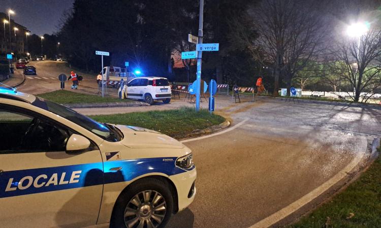Macerata, via Verga chiusa al traffico: c'è uno smottamento per infiltrazioni d'acqua nel sottosuolo Macerata, via Verga chiusa al traffico: c'è uno smottamento per infiltrazioni d'acqua nel sottosuolo