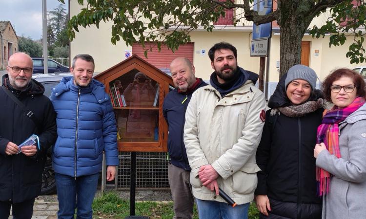 Urbisaglia, taglio del nastro della casetta per il bookcrossing: "Occasione di crescita e scoperta"