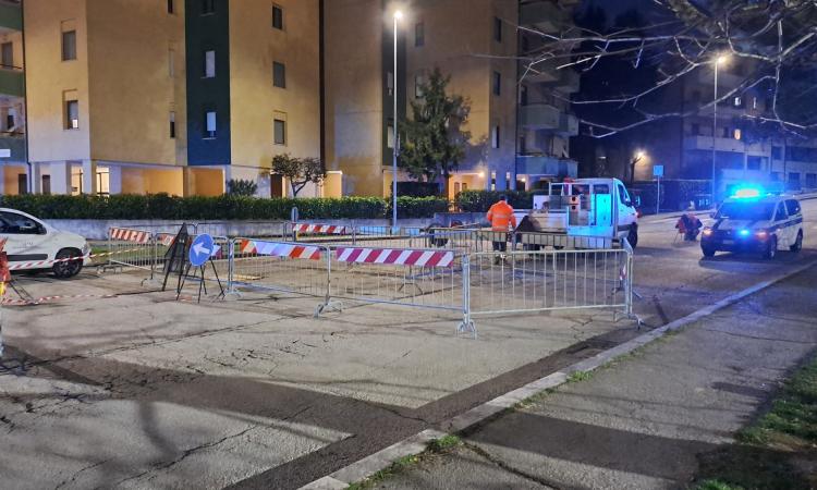 Macerata, riparazione condotta fognaria in via Verga: cambia la viabilità fino alla fine del mese