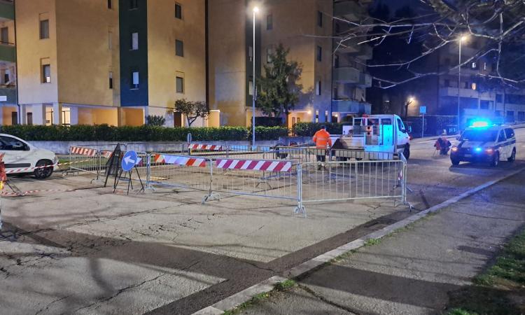 Macerata, riparazione condotta fognaria in via Verga: cambia la viabilità fino alla fine del mese Macerata, riparazione condotta fognaria in via Verga: cambia la viabilità fino alla fine del mese