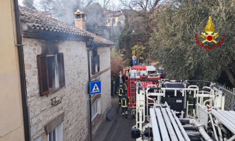 Scoppia incendio in un appartamento: immobile inagibile