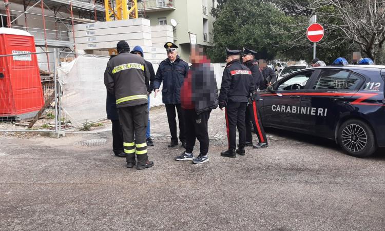 Tolentino, operai minacciano di buttarsi dalla gru: la seconda protesta in 7 giorni di padre e figlio Tolentino, operai minacciano di buttarsi dalla gru: la seconda protesta in 7 giorni di padre e figlio