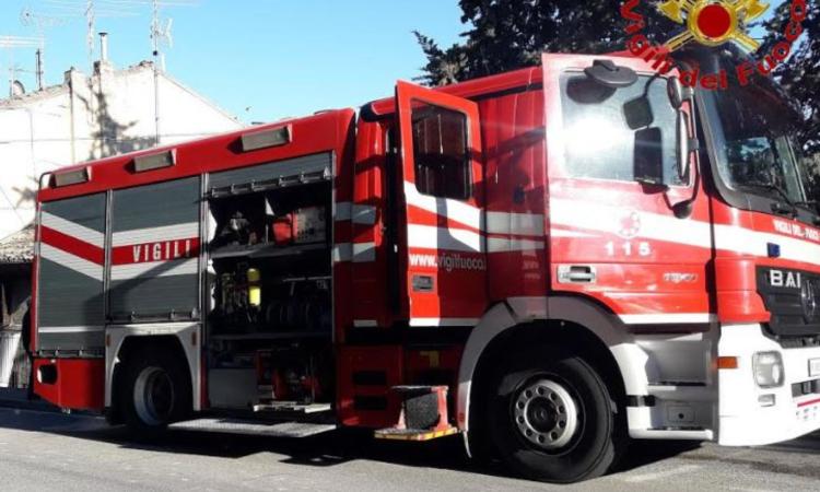 Recanati, nelle notte a fuoco due auto: danneggiata la facciata di un condominio, anziana soccorsa