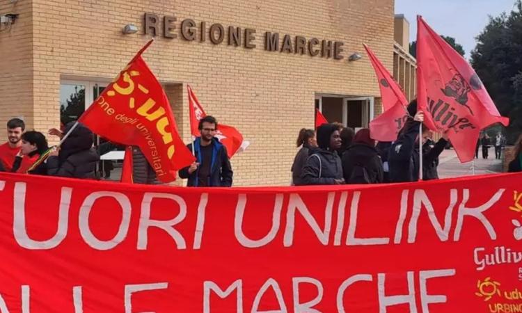 "Fuori UniLink dalle Marche": studenti e sindacati in Regione contro l'università privata "Fuori UniLink dalle Marche": studenti e sindacati in Regione contro l'università privata