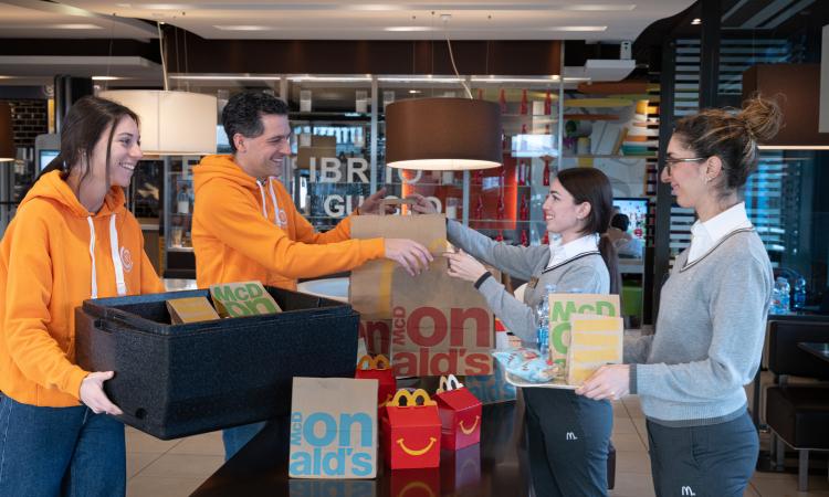 Macerata, McDonald’s e Banco Alimentare uniti per donare 150 pasti caldi a settimana Macerata, McDonald’s e Banco Alimentare uniti per donare 150 pasti caldi a settimana