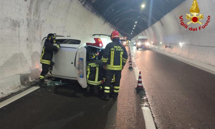 A14, scontro tra due auto in galleria: una si ribalta, conducente estratto dai vigili del fuoco