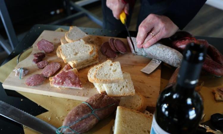 Tolentino, "Vieni a fare la pista con noi": evento gastronomico per celebrare il norcino Tolentino, "Vieni a fare la pista con noi": evento gastronomico per celebrare il norcino