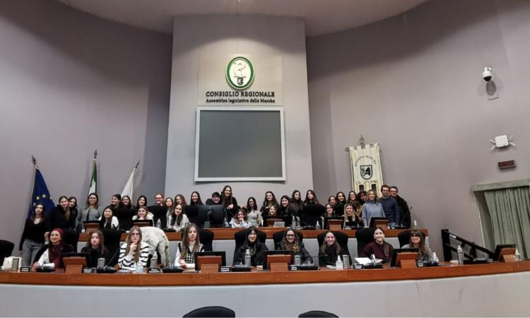 Avvicinare i giovani alle istituzioni: studenti del "Matteo Ricci" tra i i banchi dell'Aula consiliare Avvicinare i giovani alle istituzioni: studenti del "Matteo Ricci" tra i i banchi dell'Aula consiliare