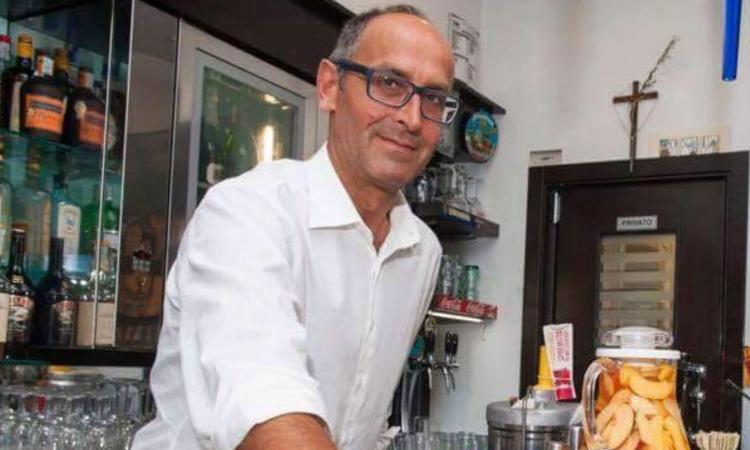 Macerata, malore fatale per Fabio Andreozzi: lo storico barman del CaffettOne se ne va a 59 anni