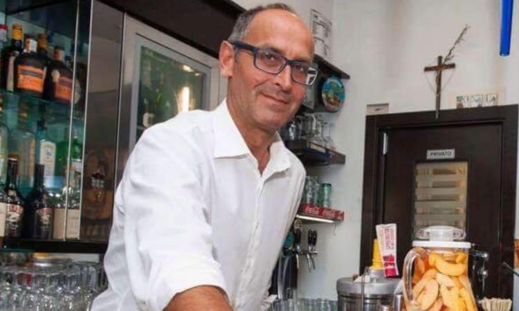 Macerata, malore fatale per Fabio Andreozzi: lo storico barman del CaffettOne se ne va a 59 anni