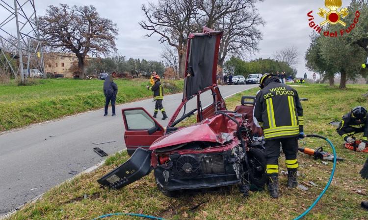 Treia, violento scontro frontale tra due auto: 30enne soccorso in eliambulanza (FOTO)