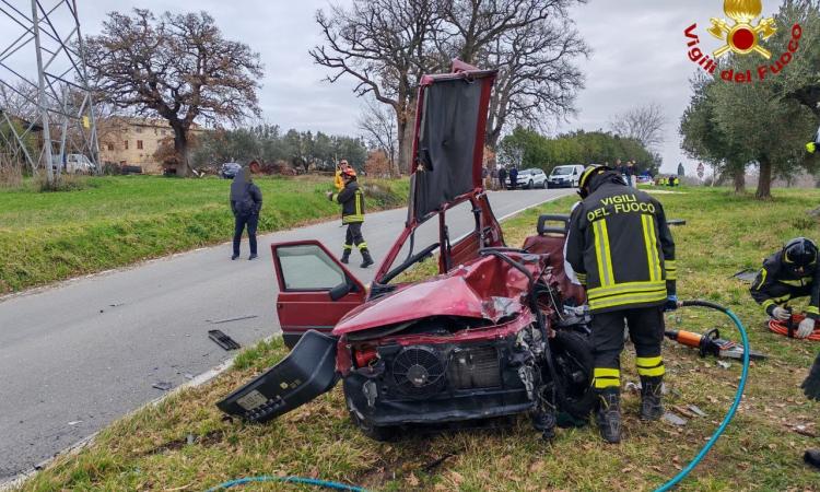 Treia, violento scontro frontale tra due auto: 30enne soccorso in eliambulanza (FOTO) Treia, violento scontro frontale tra due auto: 30enne soccorso in eliambulanza (FOTO)