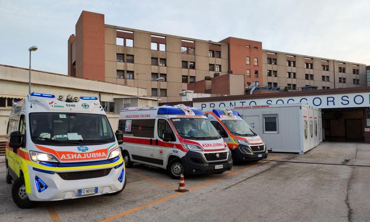 Aggredisce gli infermieri con pugni e testate: 19enne fermato col taser dai carabinieri