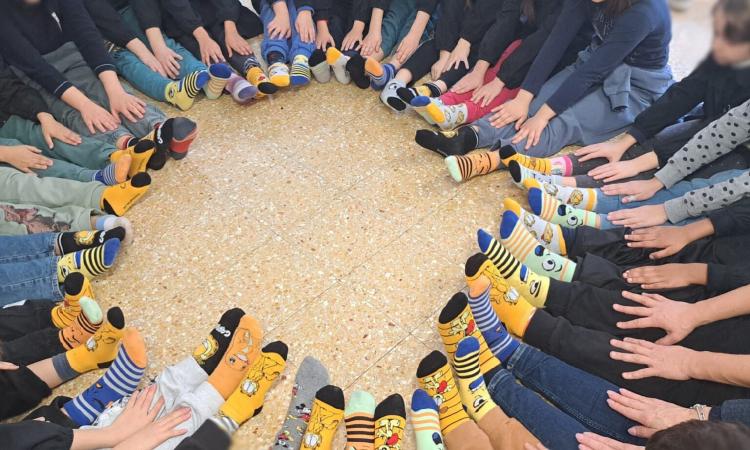 Calzini spaiati, cuori uniti: una festa che celebra la diversità al Convitto Leopardi di Macerata Calzini spaiati, cuori uniti: una festa che celebra la diversità al Convitto Leopardi di Macerata