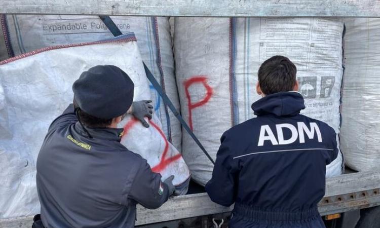 Oltre 58 tonnellate di rifiuti ecotossici importati dall'Albania: maxi sequestro al porto di Ancona