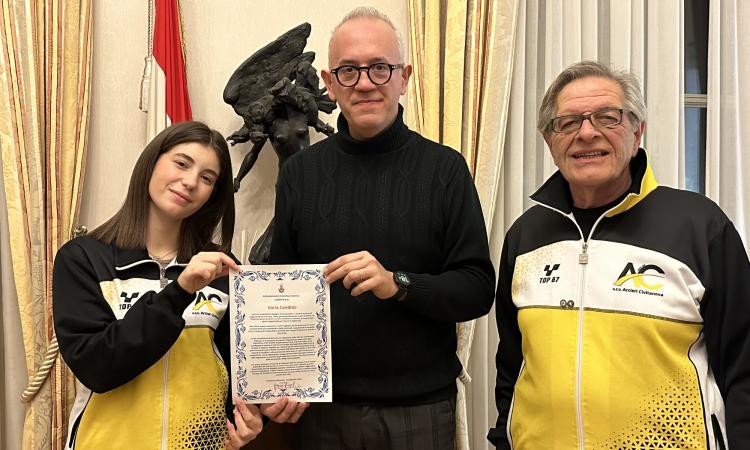 Civitanova, Ilaria Candido medaglia d'oro ai Campionati italiani di tiro con l'arco: il Comune la omaggia Civitanova, Ilaria Candido medaglia d'oro ai Campionati italiani di tiro con l'arco: il Comune la omaggia