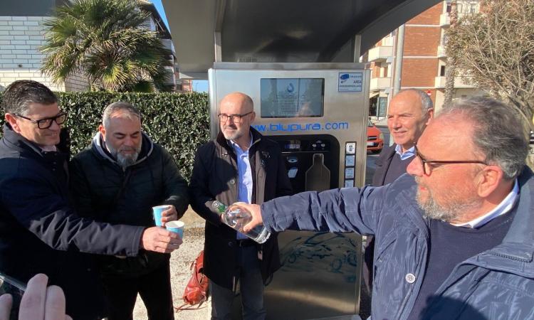 Porto Recanati, inaugurate due nuove casette dell'acqua: "L'obiettivo è ridurre l plastica" Porto Recanati, inaugurate due nuove casette dell'acqua: "L'obiettivo è ridurre l plastica"