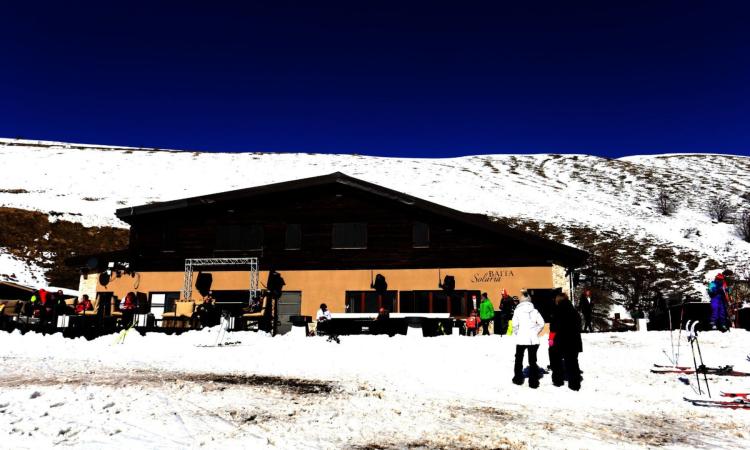 Cade la neve e Sassotetto si accende: pieno di eventi fino a Carnevale alla Baita Solaria (FOTO)