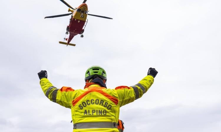 Cade con la mountain bike in una zona impervia: ciclista a Torrette in eliambulanza