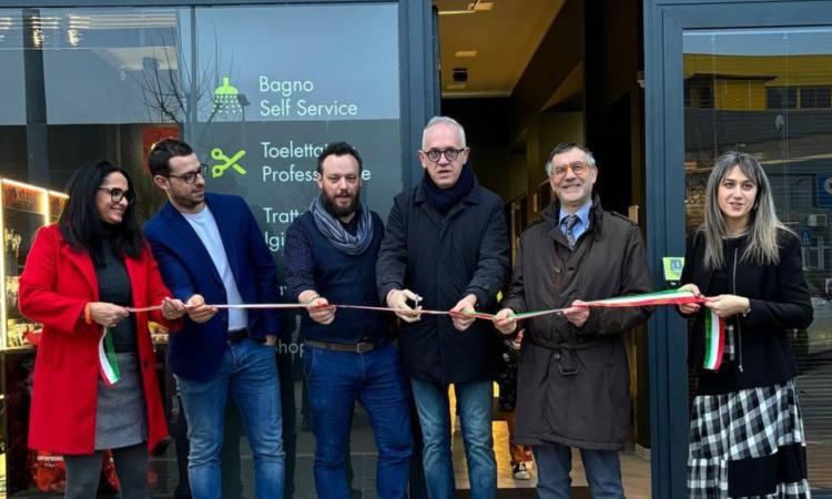 Taglio del nastro per Wash Dog: il nuovo centro di igiene e cura per animali a Civitanova